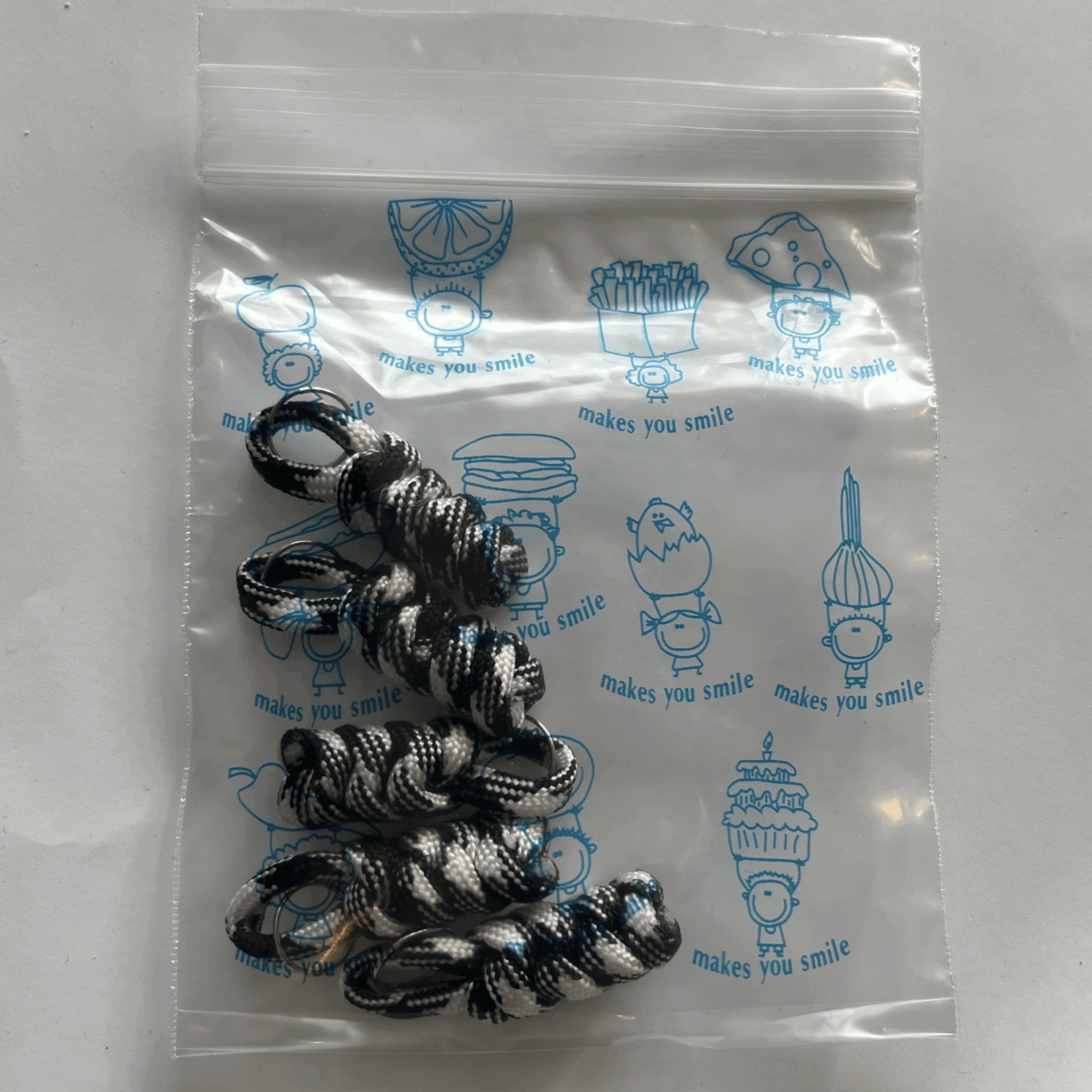 Zipper-puller-4cm-camo-musta-valkoinen