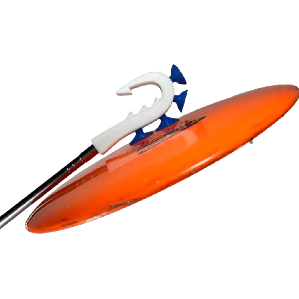 KrakenClaw Pro -imukupit kiekossa KrakenClaw Pro nostamassa oranssia frisbeegolfkiekkoa neljällä silikonisella imukupilla